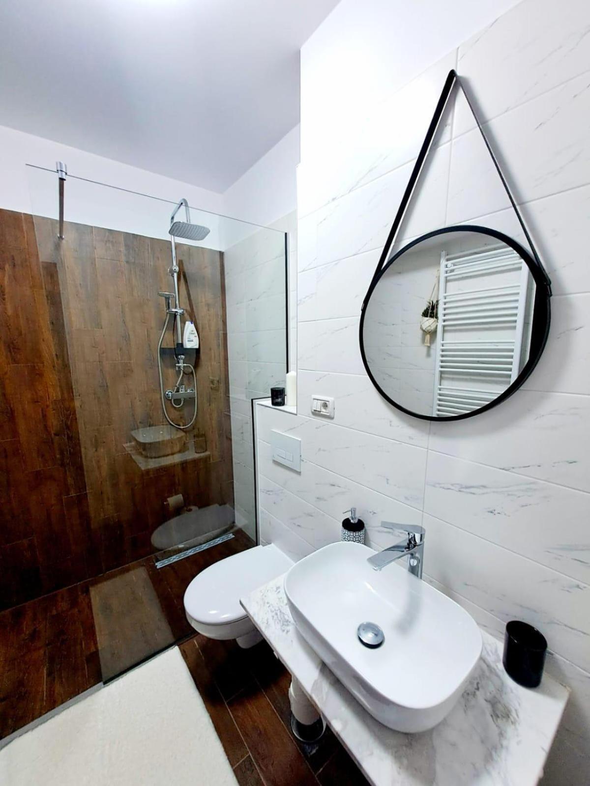 Mountain Breeze Luxury Apartment Ac & Parcare Privata Brasov Luaran gambar