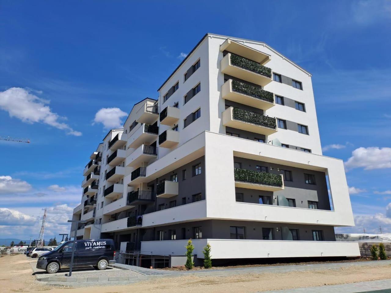 Mountain Breeze Luxury Apartment Ac & Parcare Privata Brasov Luaran gambar