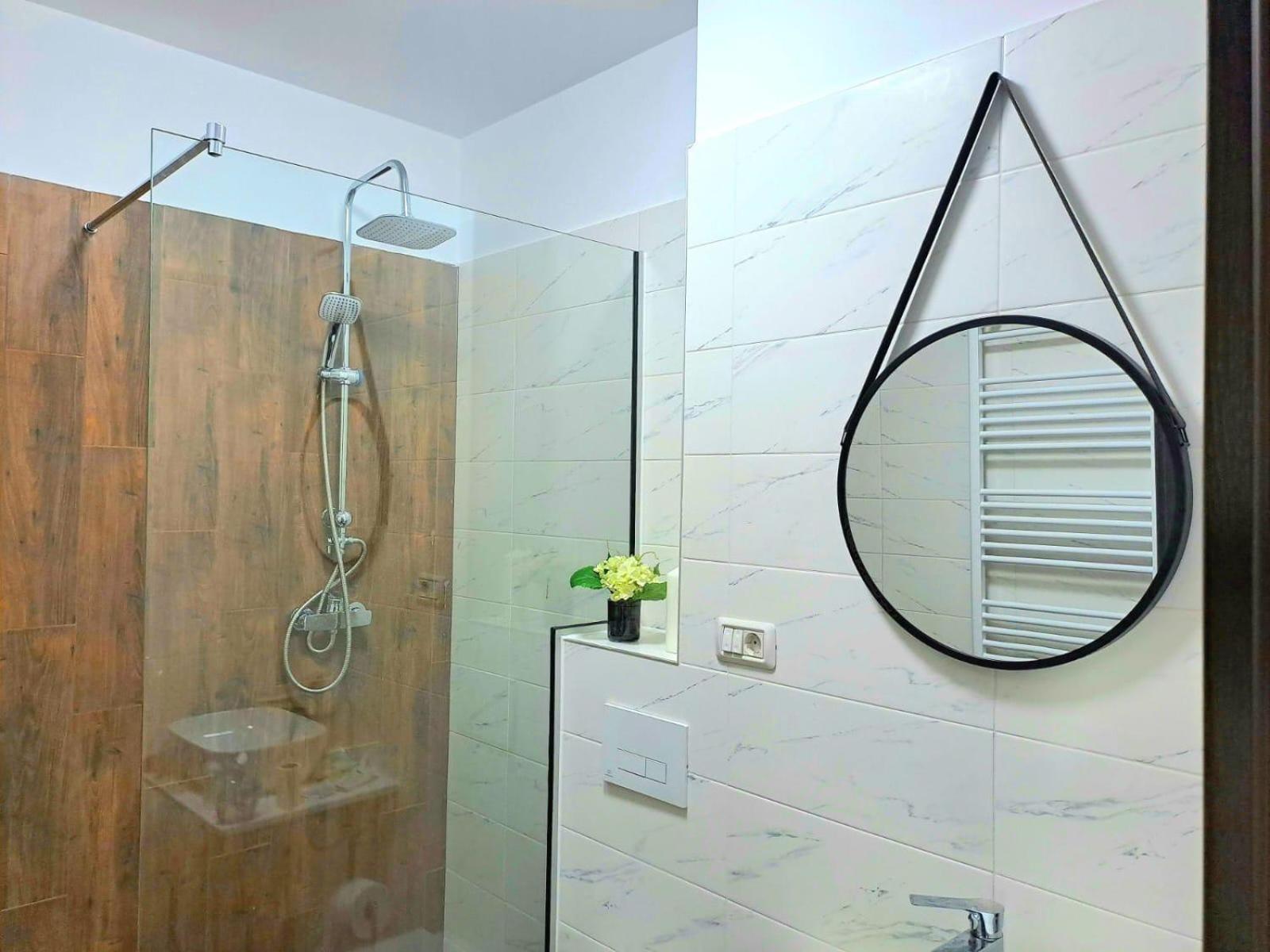 Mountain Breeze Luxury Apartment Ac & Parcare Privata Brasov Luaran gambar