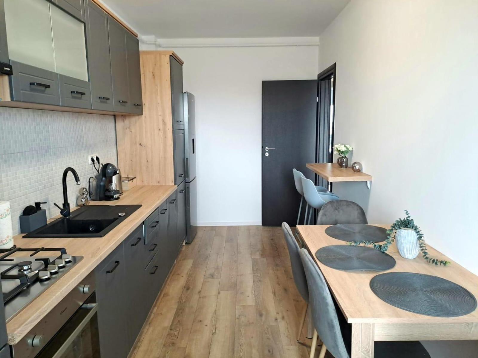 Mountain Breeze Luxury Apartment Ac & Parcare Privata Brasov Luaran gambar
